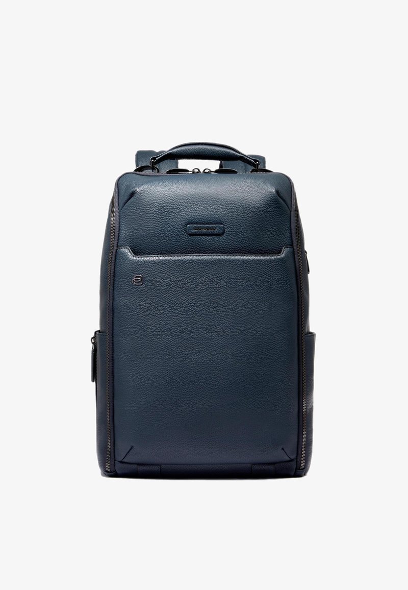 Mochila de cuero azul marino con superficie texturizada, asa superior y cierre de cremallera. Cuenta con un bolsillo frontal y un compartimento lateral con cremallera.