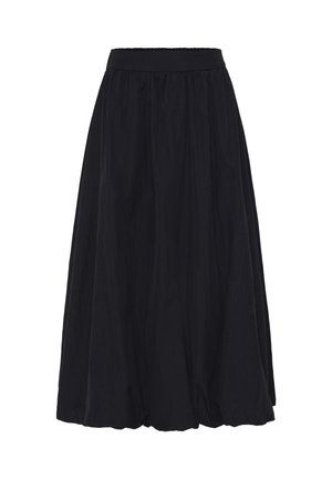 Juoda midi sijonas su plačia juosmens juosta ir susmulkinta medžiaga, kuri sukuria laisvą, šiek tiek klostuotą siluetą.