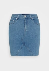 Saia de ganga em azul claro com um formato ajustado, detalhes de costura frontal e barra desfiada. Apresenta bolsos tradicionais e fecho frontal com botão.