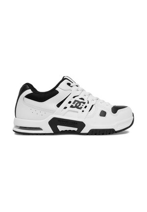 Zapatilla de la marca DC en blanco y negro con cordones, sistema de ventilación y collarín acolchado en el tobillo, mostrada de lado.
