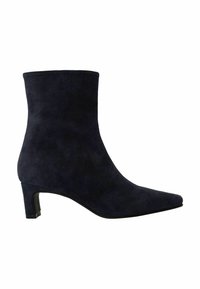 Navyblaue Wildleder-Stiefelette mit spitzer Zehe und Blockabsatz. Verfügt über eine glatte Textur und eine taillierte Silhouette.