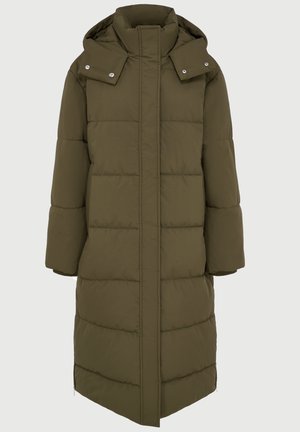 Cappotto invernale imbottito di colore verde oliva, con colletto alto, cappuccio attaccato, bottoni a pressione e chiusura frontale con zip nascosta.