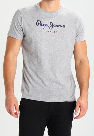Homme portant un t-shirt gris clair à col rond avec le logo "Pepe Jeans London" en bleu marine et bordeaux, associé à un pantalon noir.