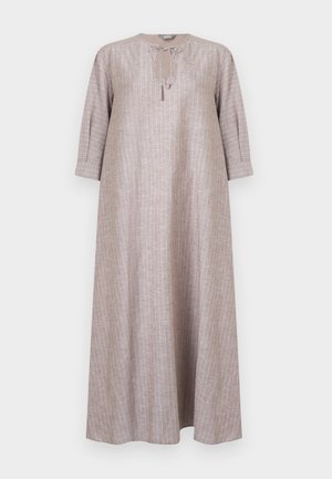 Ανοιχτό μωβ φόρεμα με μακριά μανίκια, μήκος μέχρι τον αστράγαλο, με λεπτές λευκές κατακόρυφες ρίγες και στρογγυλή λαιμόκοψη με δεμένη λεπτομέρεια σχισμής.