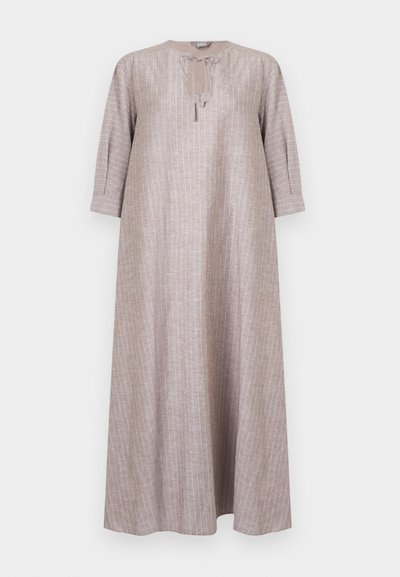 Robe longue mauve clair à manches longues, longueur cheville, avec de fines rayures blanches verticales et un col rond avec un détail noué en forme de fente.