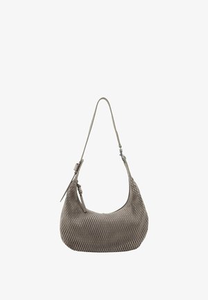 Grau crescentförmige Handtasche mit strukturierter Musterung, verstellbarem Schulterriemen und Reißverschluss auf weißem Hintergrund.