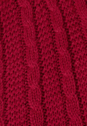 Tessuto rosso a maglia con un motivo testurizzato e intrecciato a trama larga, caratterizzato da cavi verticali. Il materiale appare morbido e spesso.