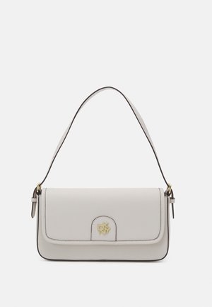 Bolso de mano rectangular blanco de cuero con una correa y el logo dorado de DKNY en la solapa frontal.