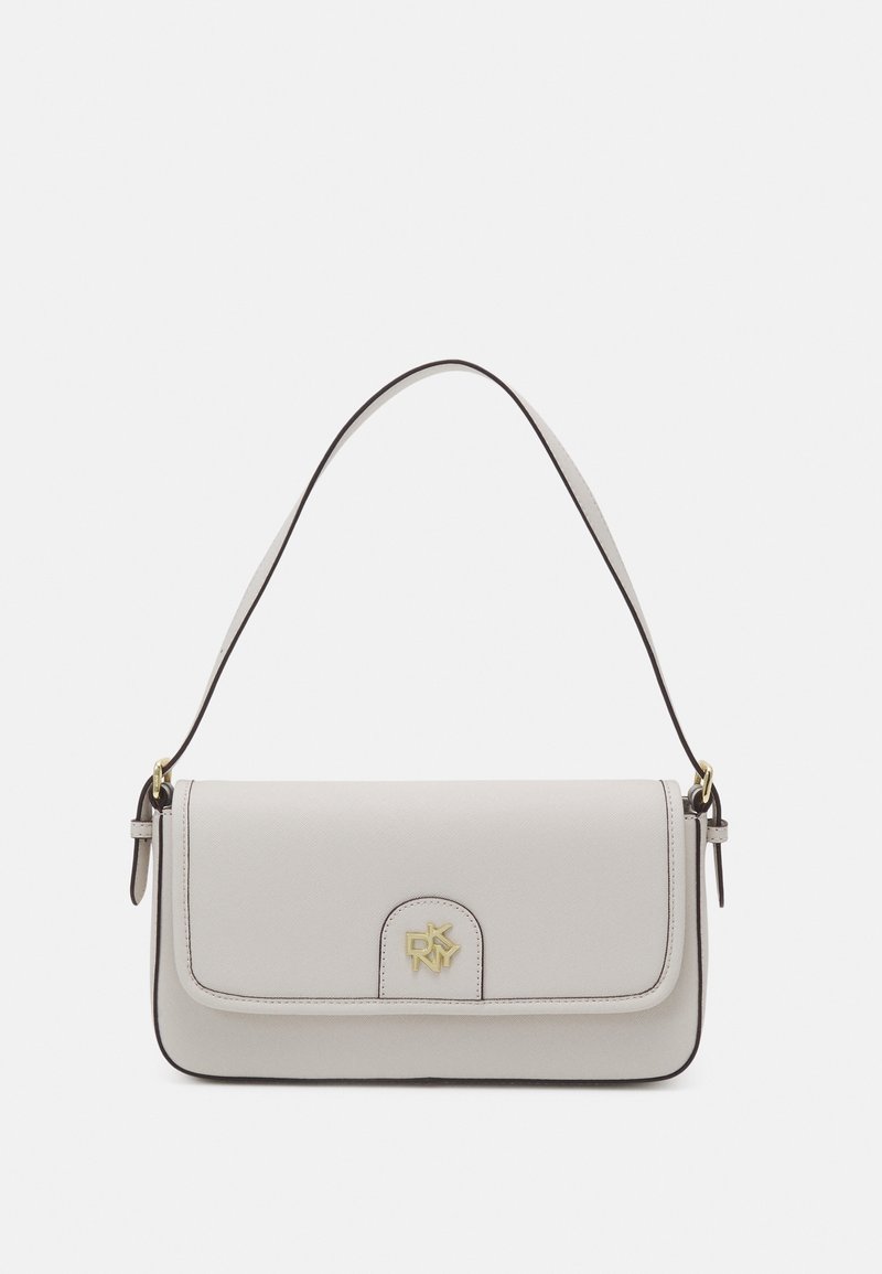 Sac à main rectangulaire en cuir blanc avec une bandoulière simple et un logo DKNY doré sur le rabat avant.
