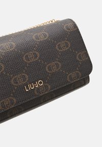LIU JO BIFOLD WITH CHAIN - Pochette - mocha