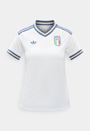 Balta Italijos futbolo marškinėliai su mėlyna ir aukso spalvos apdaila, Adidas logotipas dešinėje krūtinės pusėje ir Italijos emblema su keturiomis žvaigždėmis kairėje krūtinės pusėje.