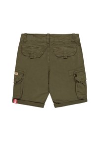 Olivengrønne cargoshorts med knaplukning på baglommerne, sidelommer med klap, bæltestropper og en rød mærkat på kanten.