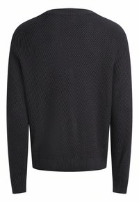 Pull en maille gris foncé avec un motif en diamant texturé, col rond et poignets et ourlet côtelés. Coupe standard avec manches longues.