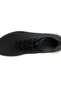 Baskets de sport noires avec une tige texturée, bout rond et semelle blanche. Présente des lacets noirs et un col rembourré. Branding minimal visible.