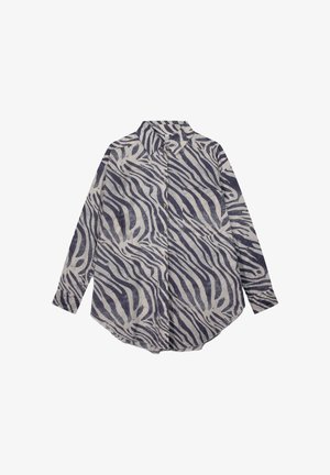 Overhemd met lange mouwen met knopen, met zwarte en beige zebraprinten en klassieke kraag, plat gelegd op een witte achtergrond.