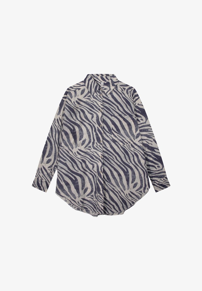 Overhemd met lange mouwen met knopen, met zwarte en beige zebraprinten en klassieke kraag, plat gelegd op een witte achtergrond.