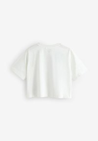 T-shirt blanc court en coton avec des manches courtes, un col rond et une étiquette simple imprimée à l'arrière près du cou.