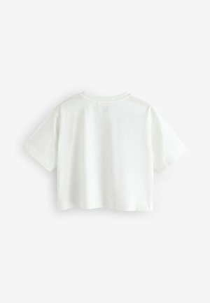 T-shirt bianco corto realizzato in cotone, con maniche corte, scollo rotondo e un semplice etichetta stampata sul retro vicino al collo.