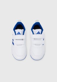 Zapatillas deportivas blancas con detalles en azul, con parte superior de malla, dos correas de velcro y suela de goma texturizada.