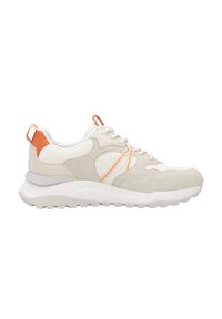 Zapatillas gris claro que combinan ante y materiales sintéticos, con un acento naranja en el talón y suela de goma blanca texturizada.