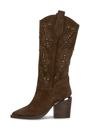 Bota vaquera de ante marrón con costuras decorativas, pequeños tachones metálicos, tira para tirar, puntera puntiaguda y tacón bloque apilado.