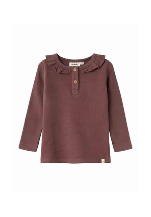 Camicia marrone a maniche lunghe con colletto arricciato, decorata con tre bottoni in legno e un piccolo etichetta del logo all'orlo. Tessuto morbido e testurizzato.
