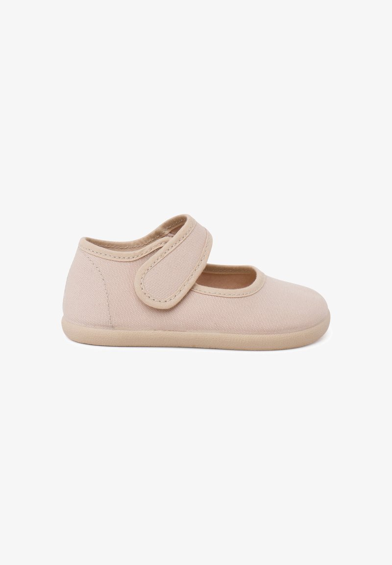 Chaussure beige pour tout-petit en tissu avec bride réglable à scratch et semelle en caoutchouc, conçue pour le confort et une fixation facile.