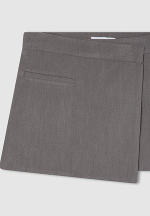 Szare szorty wykonane z gładkiego materiału. Posiadają jedną tylna kieszeń o subtelnej fakturze. Czyste krawędzie i elegancki krój.