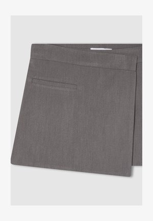 Szare szorty wykonane z gładkiego materiału. Posiadają jedną tylna kieszeń o subtelnej fakturze. Czyste krawędzie i elegancki krój.