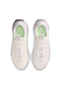 Baskets blanches avec une tige en mesh, semelle intérieure verte et touches argentées. Elles sont dotées de lacets plats et d'une semelle texturée pour une meilleure adhérence.