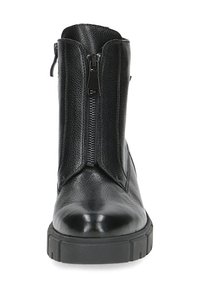 Bota de tobillo de cuero negro con suela de goma gruesa, cierre de cremallera en la parte delantera y acabado suave. Detalles de cuero texturizado en los laterales.
