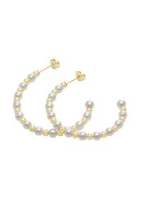 Guld hoop øreringe prydet med skiftevis hvide perler og guld perler, med postsystem på en hvid baggrund.