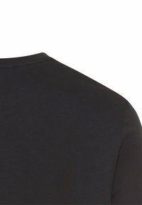 Schwarzes Rundhals-T-Shirt, kurze Ärmel, glattes Material, minimalistisches Design, keine sichtbare Markenkennzeichnung, taillierte Form, weiche Textur, von hinten dargestellt.