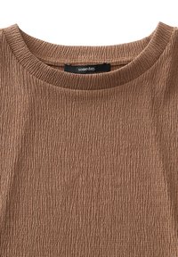 Top marrone con texture, caratterizzato da un colletto a costine e un sottile motivo a strisce verticali. L'etichetta riporta "some.day."