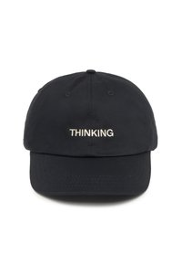 Casquette de baseball noire avec une visière incurvée, arborant le mot "PENSER" brodé en blanc à l'avant. Fabriquée en coton avec une surface texturée.