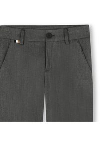 Grå skreddersydde bukser med en teksturert finish, med knappelukking, skrå frontlommer og en liten fargeaksent nær midjebåndet.