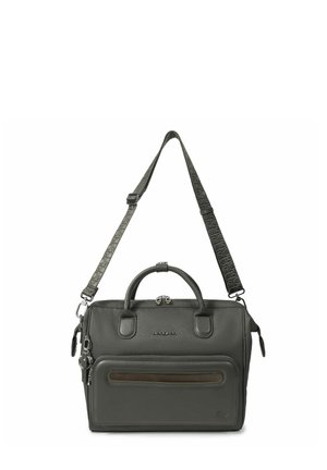 Sac à main en cuir noir avec poignées supérieures et bandoulière réglable, poche avant zippée et détails de fermeture éclair argentés.
