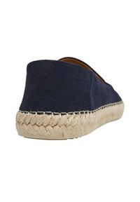 Marinblå mocka espadrillo med sula av jute rep, med en ren snitt och minimalistisk design; ingen synlig hårdvara eller accenter.