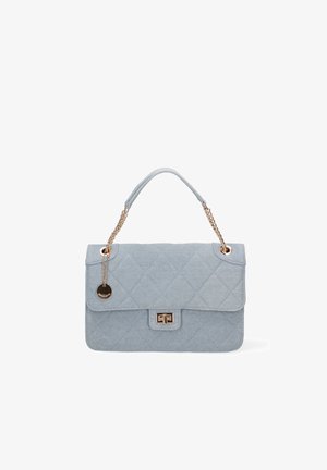 Sac à main bleu matelassé avec une chaîne et des détails en or. Il dispose d'une fermeture à rabat et d'un pendentif logo accroché à la bandoulière.