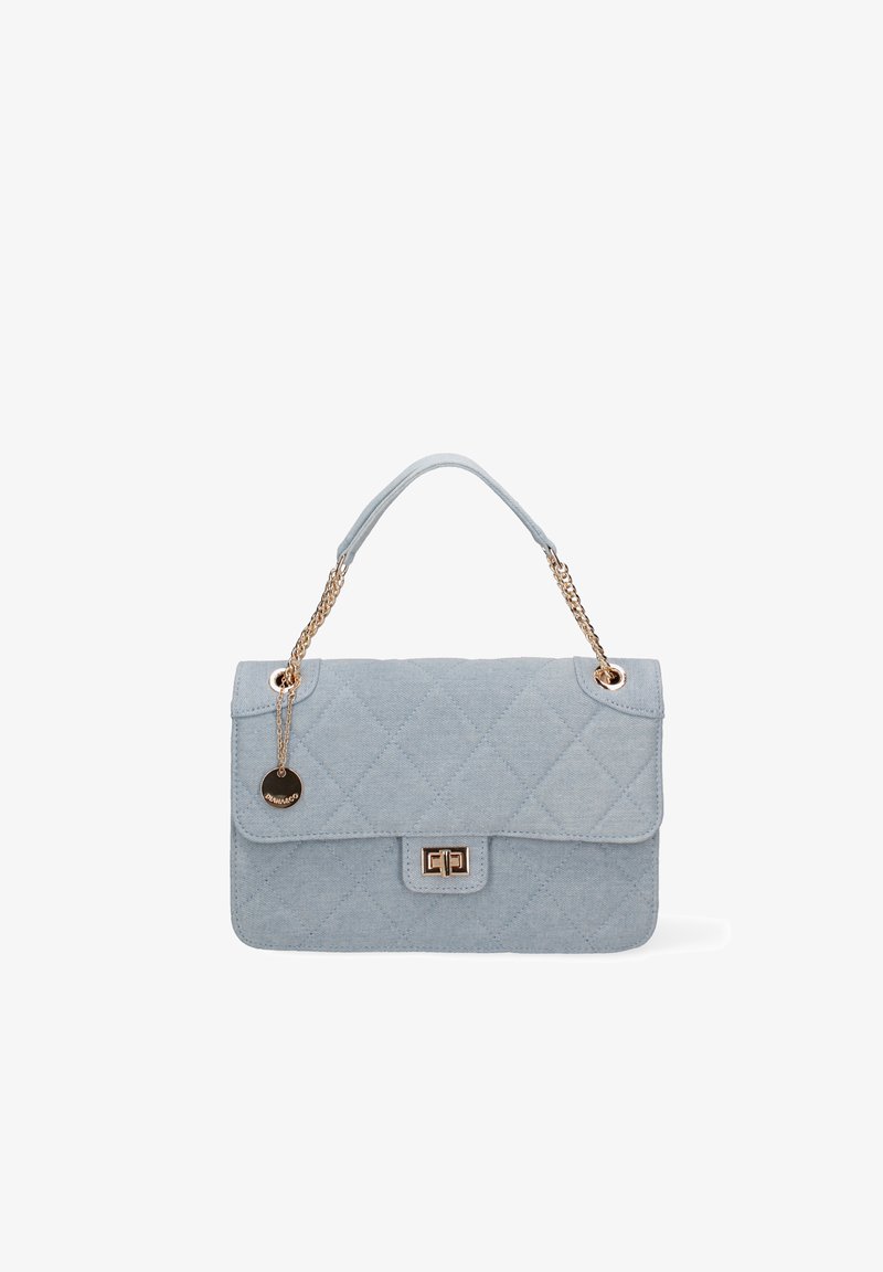 Borsa a mano blu trapuntata con tracolla a catena e hardware dorato. Presenta una chiusura a patta e un pendente con logo attaccato alla tracolla.