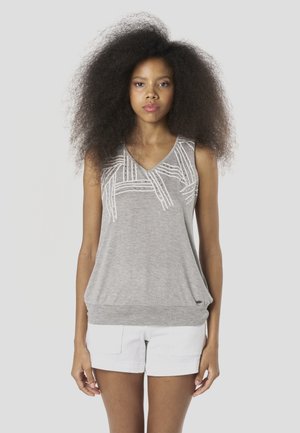 Siv brezrokavnik z V-izrezom, z belimi teksturiranimi črtami, ki tvorijo geometrijske vzorce; mehak material in sproščen kroj. Bele kratke hlače.