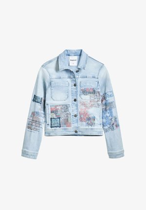 Világoskék farmerdzseki, elülső zsebekkel, gombos záródással és különböző színű, texturált nyomott mintákkal az ujjakon és a testen.