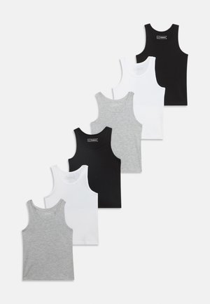 Zes mouwloze tanktops gerangschikt in een diagonale lijn, in grijs, wit en zwart afwisselend van voor naar achter.
