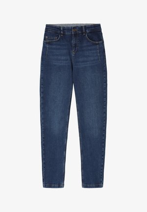 Jeans de mezclilla azul oscuro con corte recto, que presentan cinco bolsillos, un cierre de botón y cremallera, y un ligero desgaste en los muslos.