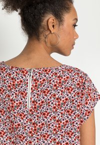 ONLY Blusa - cloud dancer
