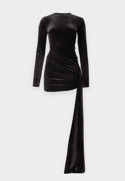 Must mustrõiv mustriga pikkade varrukatega kleit, millel on sobiv talje ja drapeeritud asümmeetriline hem. Sujuv tekstuur ja sulgkerge siluett on märkimisväärsed omadused.