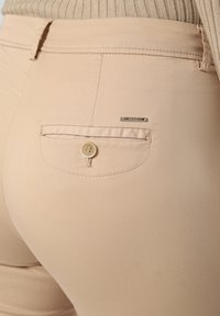 Unausgewählt, beige