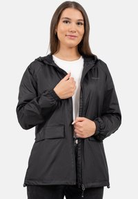 Giacca leggera nera in nylon con cappuccio, polsini elasticizzati, tasche frontali e chiusura con zip. Presenta un piccolo logo sul petto.