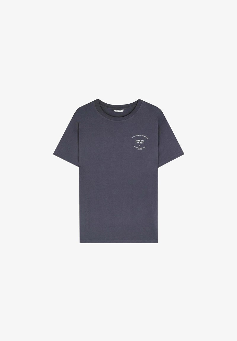 Tricou scurt, de culoare gri închis, cu mâneci scurte, având un mic design circular de text alb pe partea stângă a pieptului care spune "Joie de Livres" și alte fraze.
