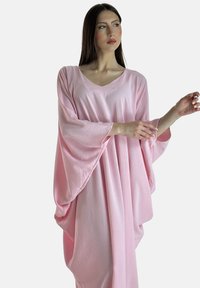 Lange roze kaftan gemaakt van lichtgewicht stof, met een losse pasvorm, brede mouwen en een V-hals ontwerp. Gladde textuur met subtiele draping.